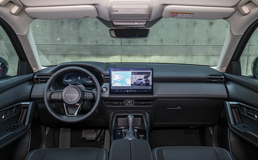 Kh&ocirc;ng gian b&ecirc;n trong cho thấy sự chuyển m&igrave;nh r&otilde; rệt sang xu hướng số h&oacute;a. Cụm m&agrave;n h&igrave;nh trung t&acirc;m cỡ lớn t&iacute;ch hợp nền tảng Google built-in thay thế phần lớn c&aacute;c ph&iacute;m bấm vật l&yacute; truyền thống.