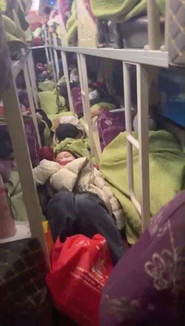 Xe giường nằm 43 chỗ nhồi nhét 60 khách. Ảnh: CA Xe giường nằm 43 chỗ nhồi nhét 60 khách. Ảnh: CA