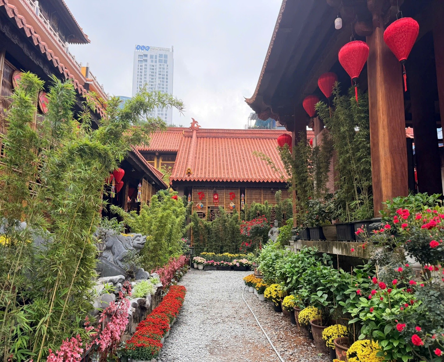 Khu&ocirc;n vi&ecirc;n di t&iacute;ch được chỉnh trang khang trang, rực rỡ sắc hoa v&agrave; đ&egrave;n lồng trong dịp Tết B&iacute;nh Ngọ 2026.