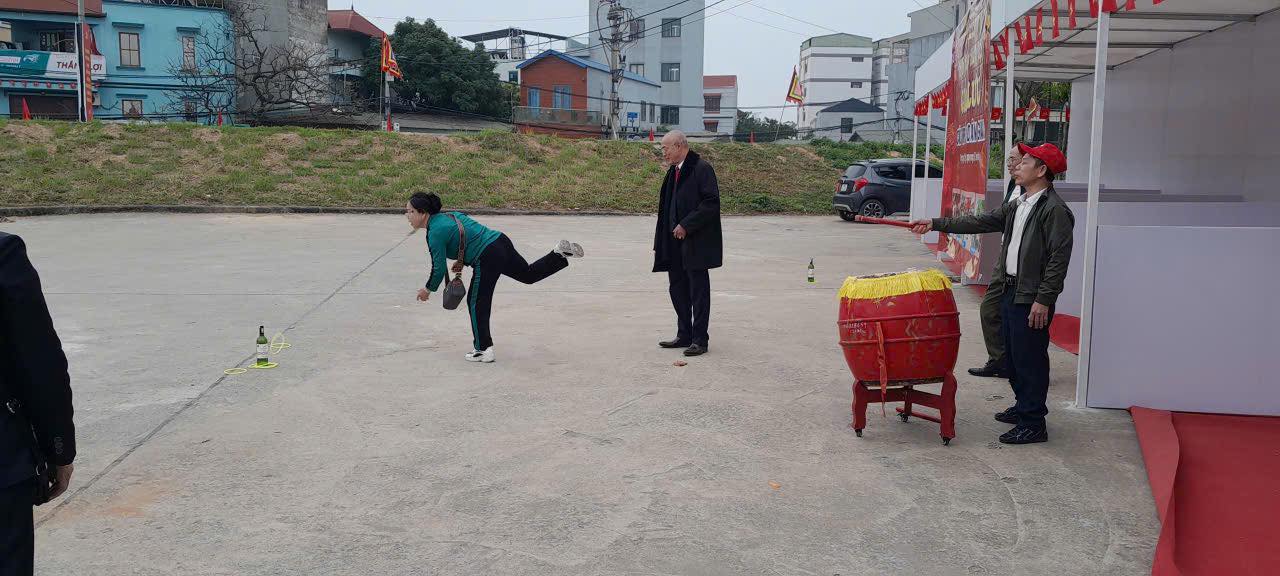 Người dân hào hứng tham gia trò chơi ném vòng trong không khí sôi nổi, rộn ràng đầu xuân. Người dân hào hứng tham gia trò chơi ném vòng trong không khí sôi nổi, rộn ràng đầu xuân.