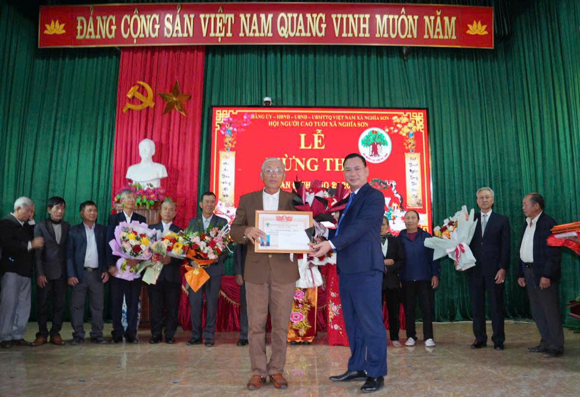 đồng ch&iacute; Nguyễn Xu&acirc;n Liễm &ndash; Chủ tịch UBND x&atilde; Nghĩa Sơn đ&atilde; gửi lời ch&uacute;c mừng tốt đẹp nhất tới 501 cụ được mừng thọ.