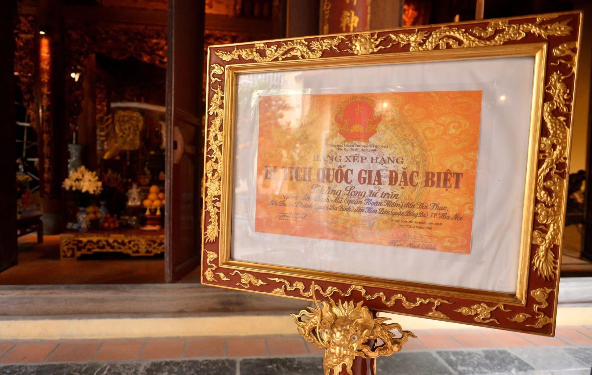 Bằng xếp hạng Di tích quốc gia đặc biệt được trưng bày trang trọng tại đền Bạch Mã. Bằng xếp hạng Di tích quốc gia đặc biệt được trưng bày trang trọng tại đền Bạch Mã.