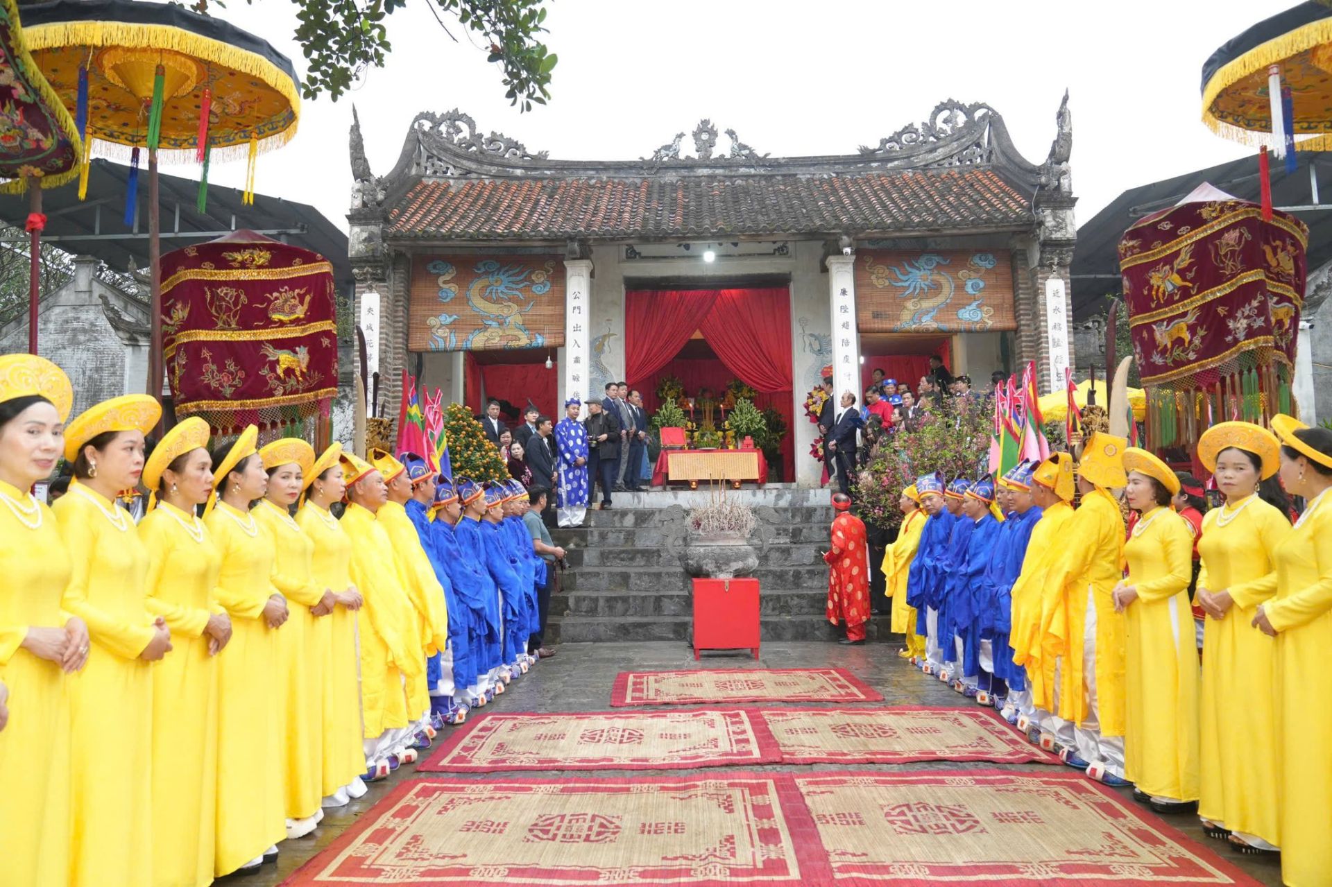 Nghi lễ truyền thống được tổ chức trang nghi&ecirc;m, t&aacute;i hiện kh&ocirc;ng kh&iacute; linh thi&ecirc;ng trong ng&agrave;y hội tại Khu di t&iacute;ch quốc gia đặc biệt Cổ Loa.