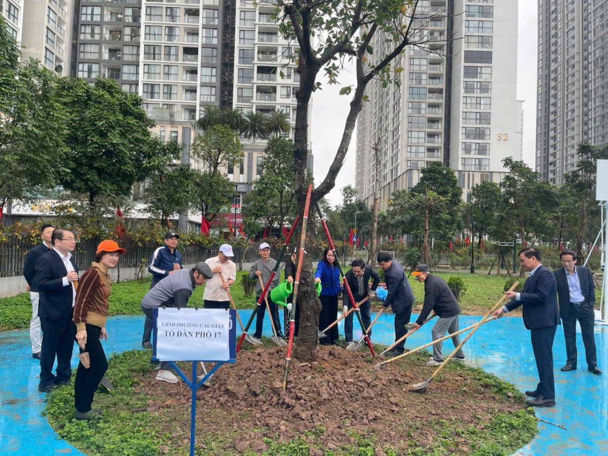 L&atilde;nh đạo phường Cầu Giấy c&ugrave;ng c&aacute;n bộ, Nh&acirc;n d&acirc;n Tổ d&acirc;n phố 17 tham gia trồng c&acirc;y đầu Xu&acirc;n tại khu&ocirc;n vi&ecirc;n c&ocirc;ng vi&ecirc;n, hưởng ứng Lễ ph&aacute;t động &ldquo;Tết trồng c&acirc;y đời đời nhớ ơn B&aacute;c Hồ&rdquo; Xu&acirc;n B&iacute;nh Ngọ 2026.