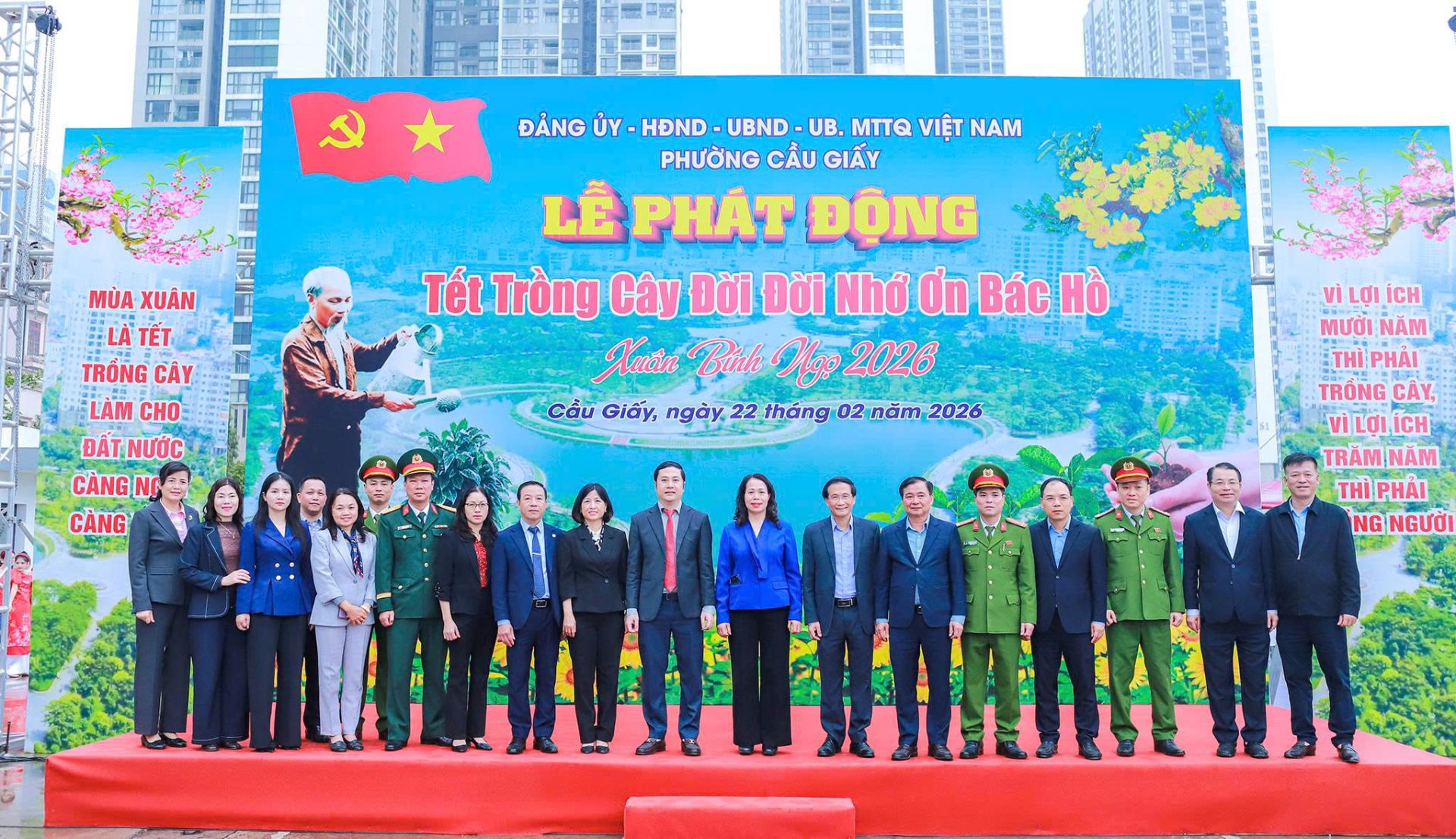 C&aacute;c đại biểu chụp ảnh lưu niệm tại Lễ ph&aacute;t động &ldquo;Tết trồng c&acirc;y đời đời nhớ ơn B&aacute;c Hồ&rdquo; Xu&acirc;n B&iacute;nh Ngọ 2026.
