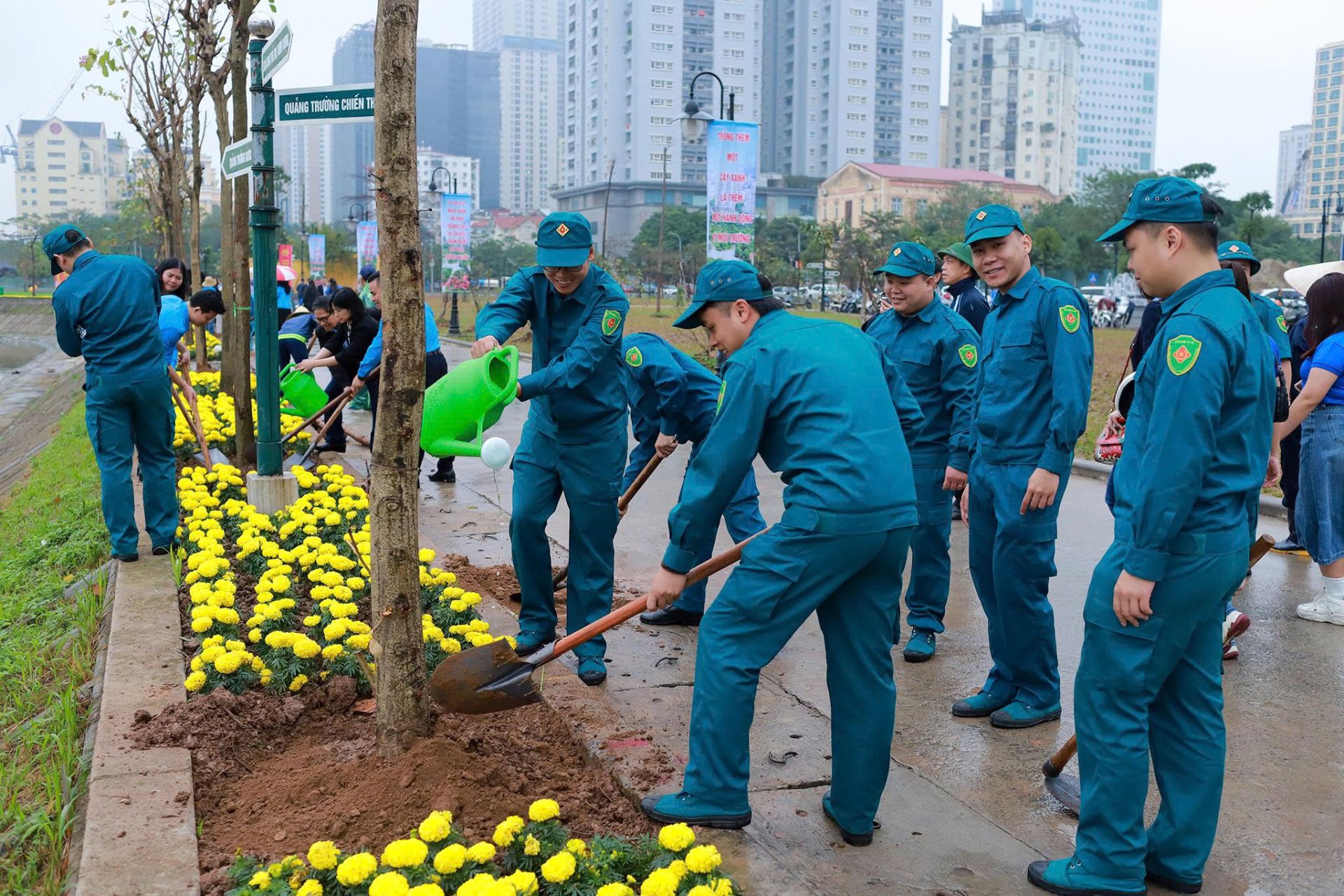 Lực lượng d&acirc;n qu&acirc;n, đo&agrave;n vi&ecirc;n thanh ni&ecirc;n t&iacute;ch cực vun gốc, tưới nước, chăm s&oacute;c c&acirc;y xanh ngay sau khi trồng, bảo đảm c&acirc;y sinh trưởng tốt, g&oacute;p phần l&agrave;m đẹp cảnh quan đ&ocirc; thị.