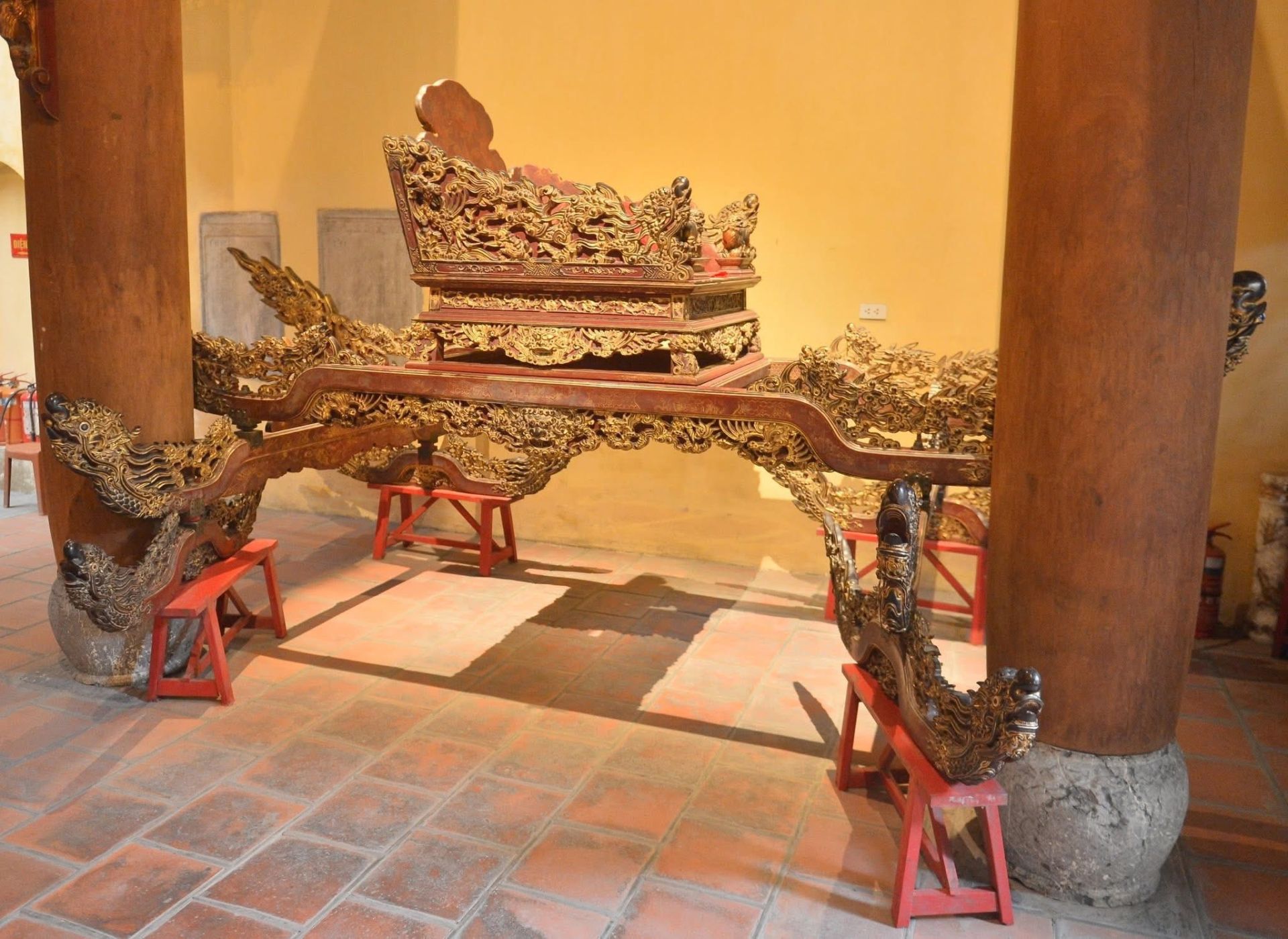 Long đình và kiệu thờ chạm khắc tinh xảo, lưu giữ giá trị nghệ thuật truyền thống của di tích. Long đình và kiệu thờ chạm khắc tinh xảo, lưu giữ giá trị nghệ thuật truyền thống của di tích.