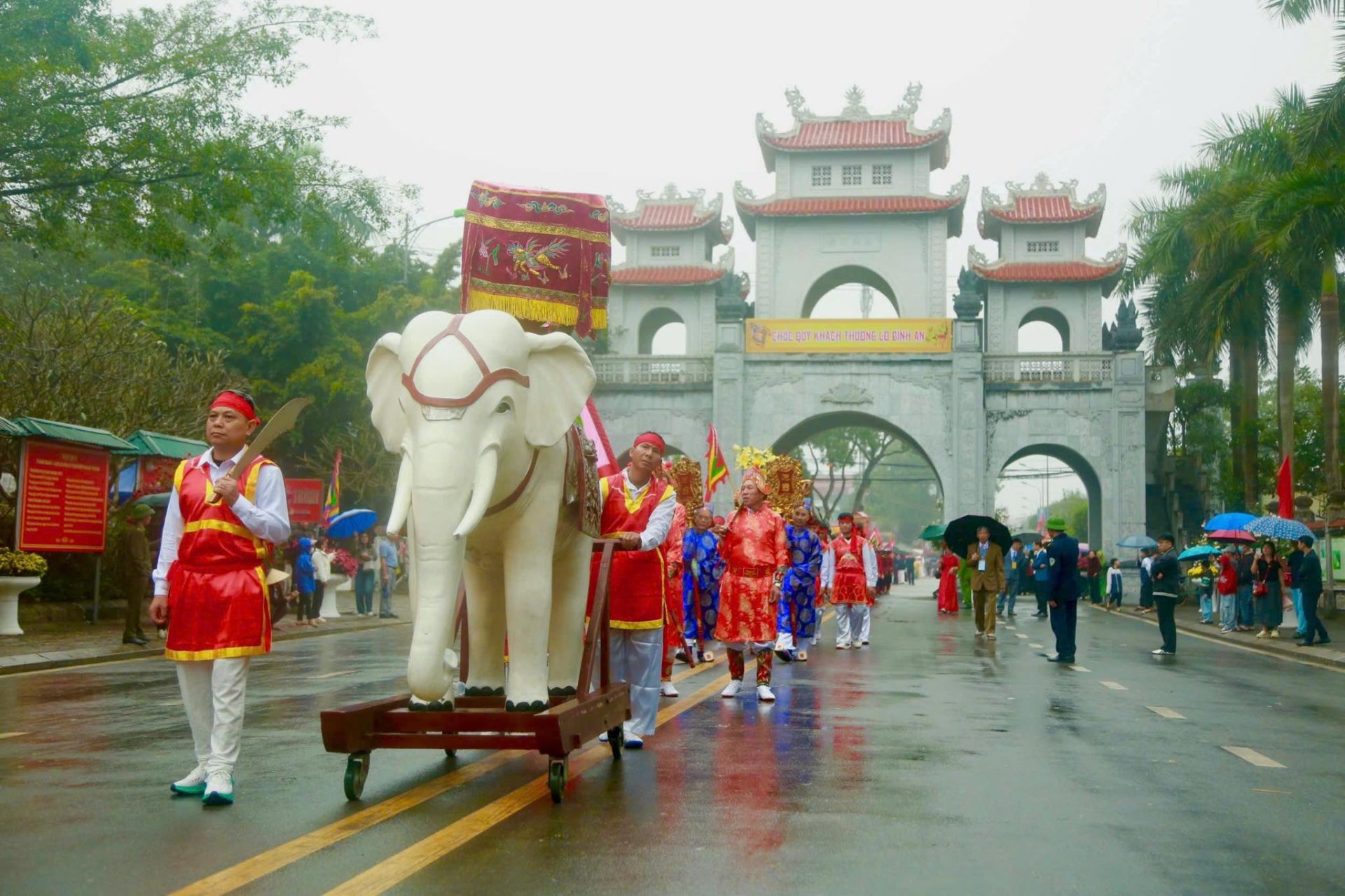 Nghi thức rước biểu tượng v&agrave; đo&agrave;n tế lễ diễn ra trang trọng, thu h&uacute;t đ&ocirc;ng đảo Nh&acirc;n d&acirc;n v&agrave; du kh&aacute;ch tham dự Lễ hội Đền Hai B&agrave; Trưng Xu&acirc;n B&iacute;nh Ngọ 2026.