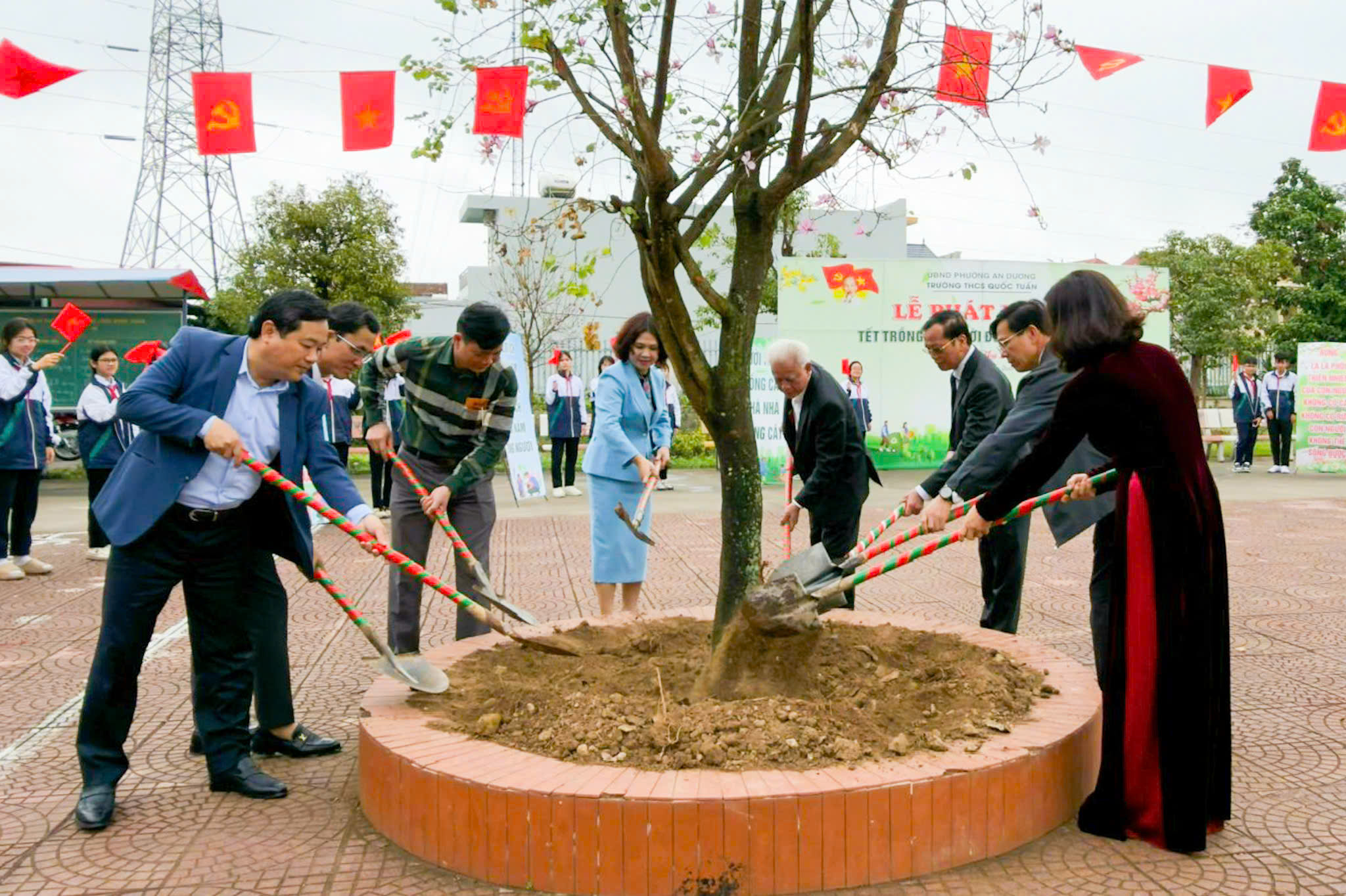 C&aacute;c đồng ch&iacute; l&atilde;nh đạo trồng c&acirc;y tại Trường THCS Quốc Tuấn.