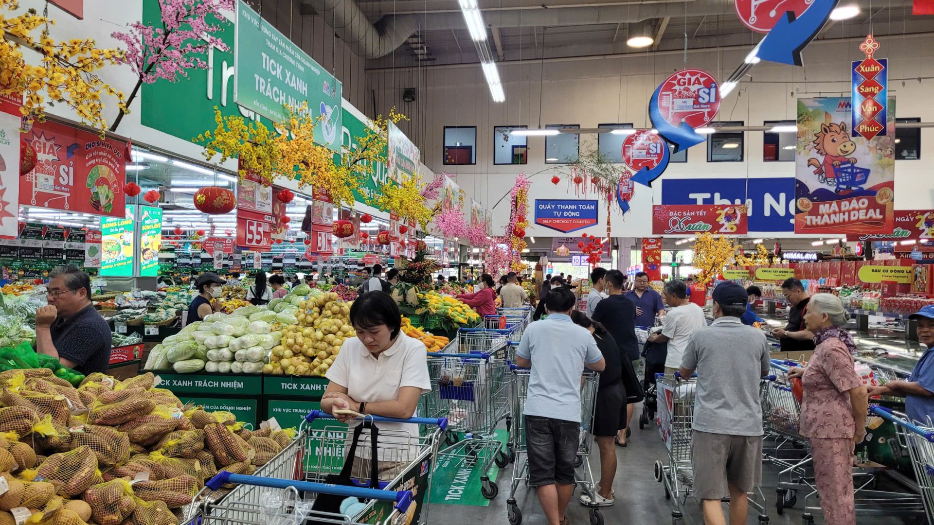 Thị trường mùng 6 Tết: Nguồn cung dồi dào, giá cả không biến động