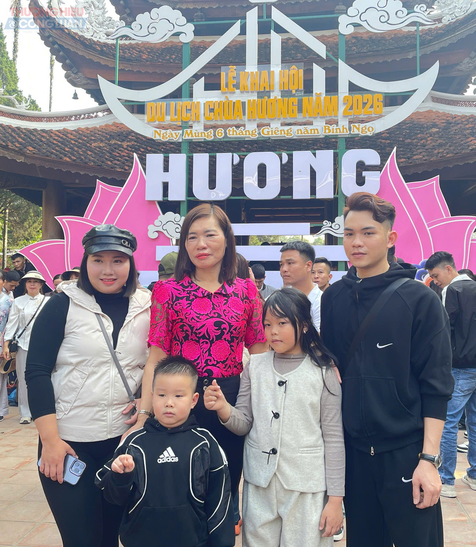 Du kh&aacute;ch chụp ảnh lưu niệm khu di t&iacute;ch Ch&ugrave;a Hương.