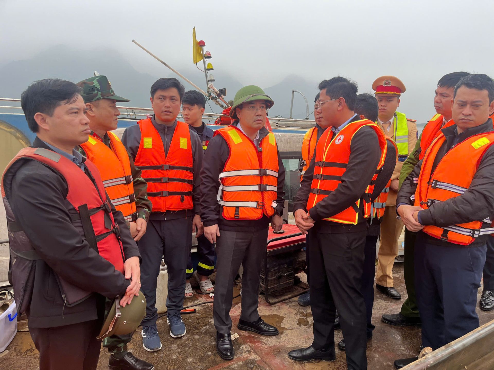 Chủ tịch UBND tỉnh L&agrave;o Cai Nguyễn Tuấn Anh trực tiếp xuống hiện trường chỉ đạo c&ocirc;ng t&aacute;c t&igrave;m kiếm, cứu hộ cứu nạn