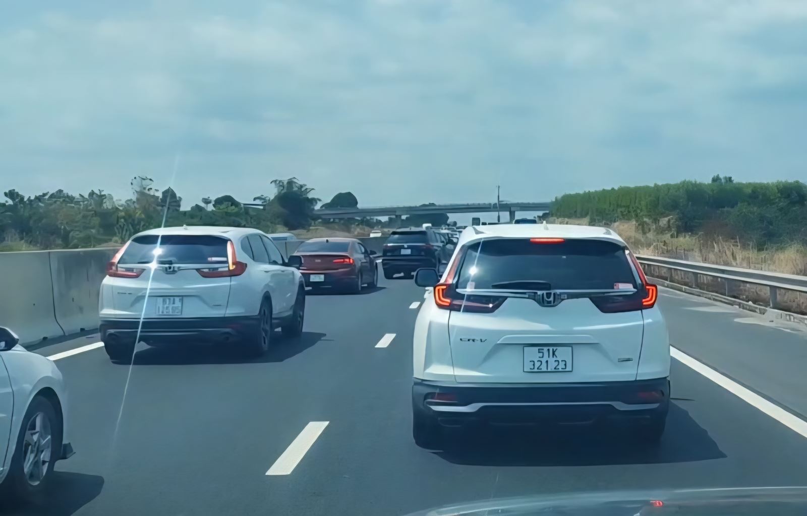 Giao th&ocirc;ng qua khu vực bị &ugrave;n ứ k&eacute;o d&agrave;i.