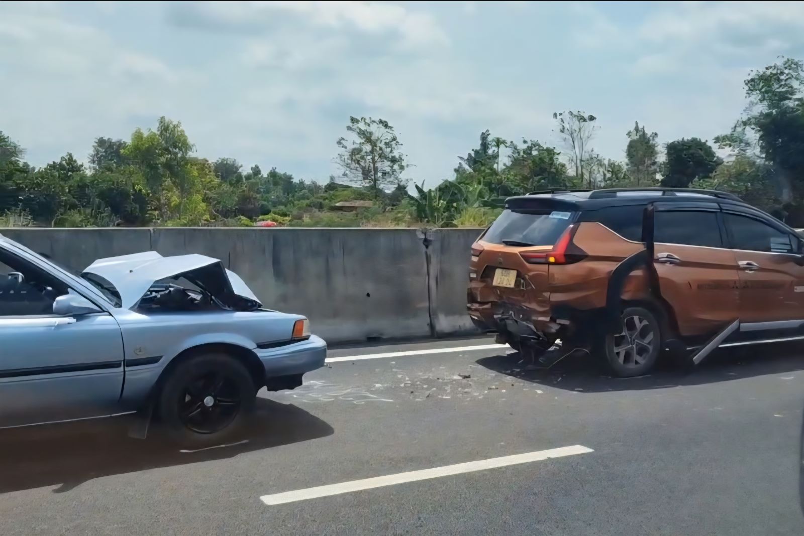 C&aacute;c xe &ocirc; t&ocirc; bị hư hỏng sau vụ tai nạn li&ecirc;n ho&agrave;n tr&ecirc;n cao tốc Dầu Gi&acirc;y - Phan Thiết.