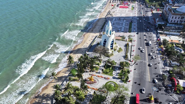 Khu c&ocirc;ng vi&ecirc;n b&atilde;i biể đường Trần Ph&uacute; v&agrave; Quảng trường 2-4 Nha Trang những ng&agrave;y Tết B&iacute;nh Ngọ