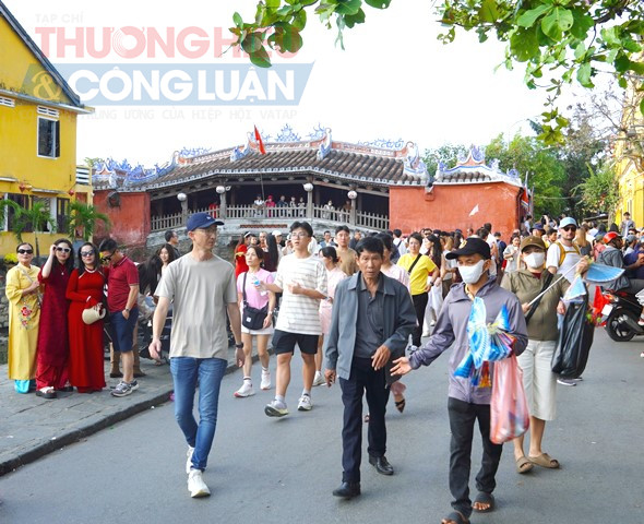 Khu vực Ch&ugrave;a Cầu thường xuy&ecirc;n trong t&igrave;nh trạng chật k&iacute;n.