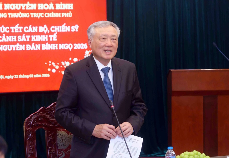 Ph&oacute; Thủ tướng Thường trực Ch&iacute;nh phủ Nguyễn H&ograve;a B&igrave;nh th&acirc;n &aacute;i gửi tới c&aacute;c đồng ch&iacute; tướng lĩnh, sĩ quan, c&aacute;n bộ, chiến sĩ C03 lời thăm hỏi th&acirc;n thiết v&agrave; những lời ch&uacute;c mừng tốt đẹp nhất nh&acirc;n dịp Xu&acirc;n mới - Ảnh: VGP/Nguyễn Ho&agrave;ng