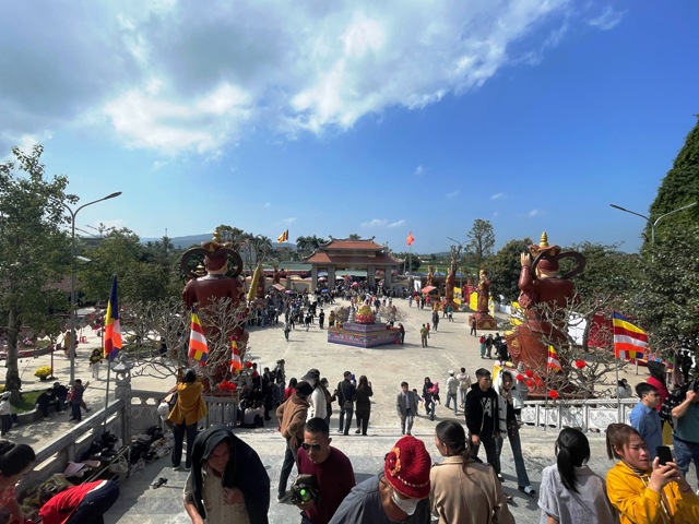 Du kh&aacute;ch tham gia lễ cầu an, xin chữ đầu năm v&agrave; nhận l&igrave; x&igrave; lộc từ c&aacute;c sư thầy để cầu mong một năm mới hanh th&ocirc;ng, vạn sự như &yacute;.