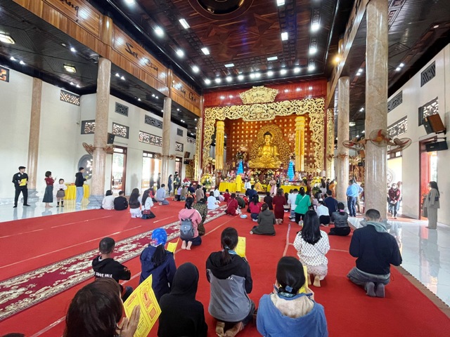 Người d&acirc;n, du kh&aacute;ch đến ch&ugrave;a th&agrave;nh t&acirc;m cầu khấn xin cho gia đ&igrave;nh một năm mới lu&ocirc;n b&igrave;nh an, may mắn v&agrave; hạnh ph&uacute;c.