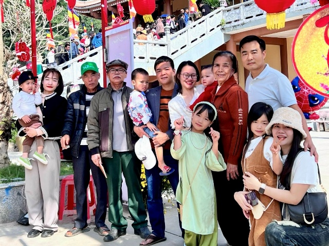 Du kh&aacute;ch về ch&ugrave;a Cổ Am lễ Phật, cầu an trong những ng&agrave;y đầu năm mới.