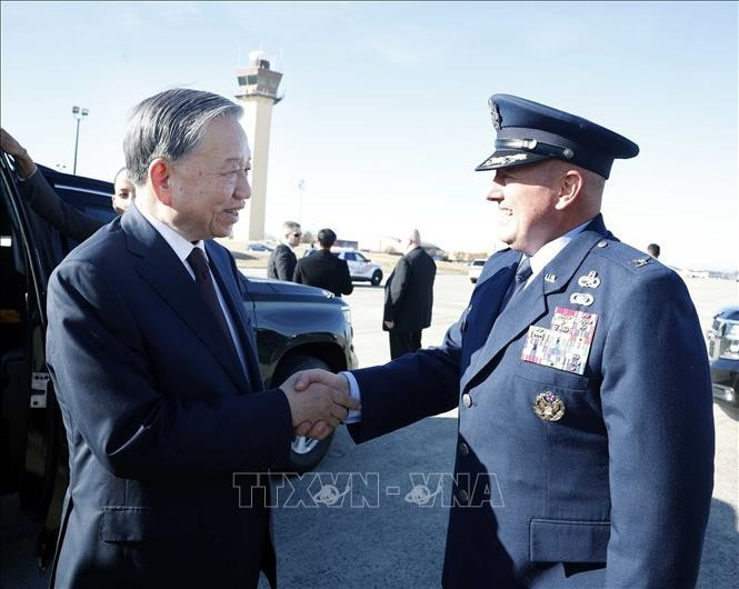 Lễ tiễn Tổng B&iacute; thư T&ocirc; L&acirc;m tại s&acirc;n bay qu&acirc;n sự Andrews.