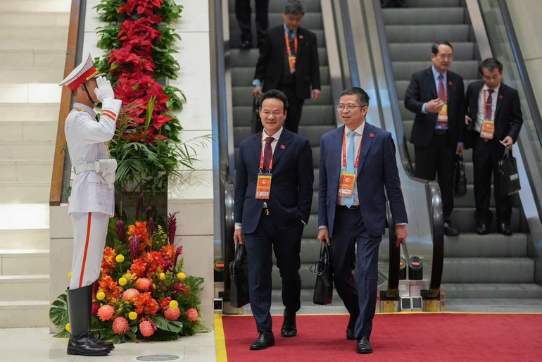 Đại sứ Mai Phan Dũng, Trưởng Ph&aacute;i đo&agrave;n thường trực Việt Nam tại Geneva, Thụy Sĩ (b&ecirc;n tr&aacute;i) tham dự Đại hội đại biểu to&agrave;n quốc lần thứ XIV của Đảng.