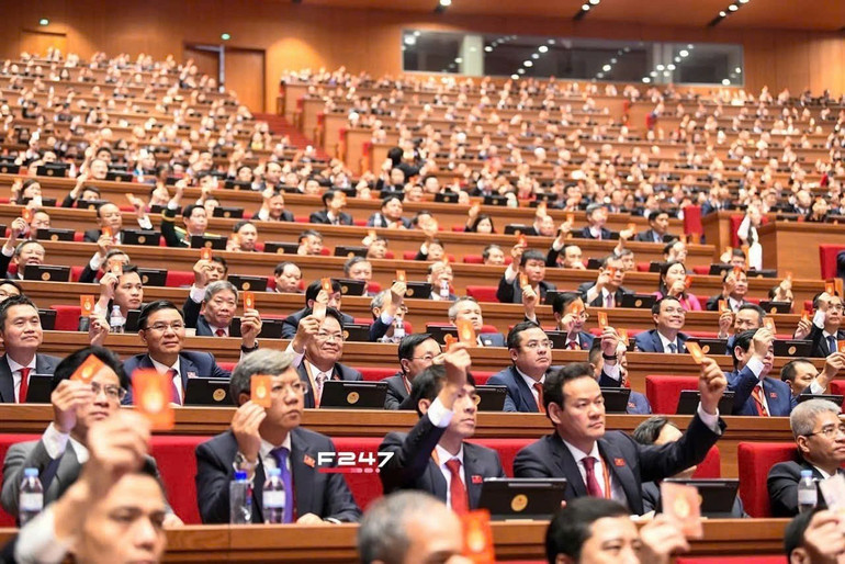 Đại sứ Mai Phan Dũng, Trưởng Ph&aacute;i đo&agrave;n thường trực Việt Nam tại Geneva, Thụy Sĩ (b&ecirc;n tr&aacute;i) tham dự Đại hội đại biểu to&agrave;n quốc lần thứ XIV của Đảng. (Ảnh do Đại sứ Mai Phan Dũng cung cấp)