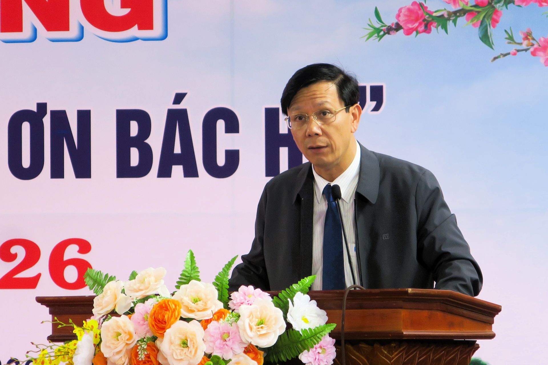 Đồng ch&iacute; B&ugrave;i Tiến Phong, Ph&oacute; B&iacute; thư Đảng ủy, Chủ tịch UBND phường ph&aacute;t biểu.