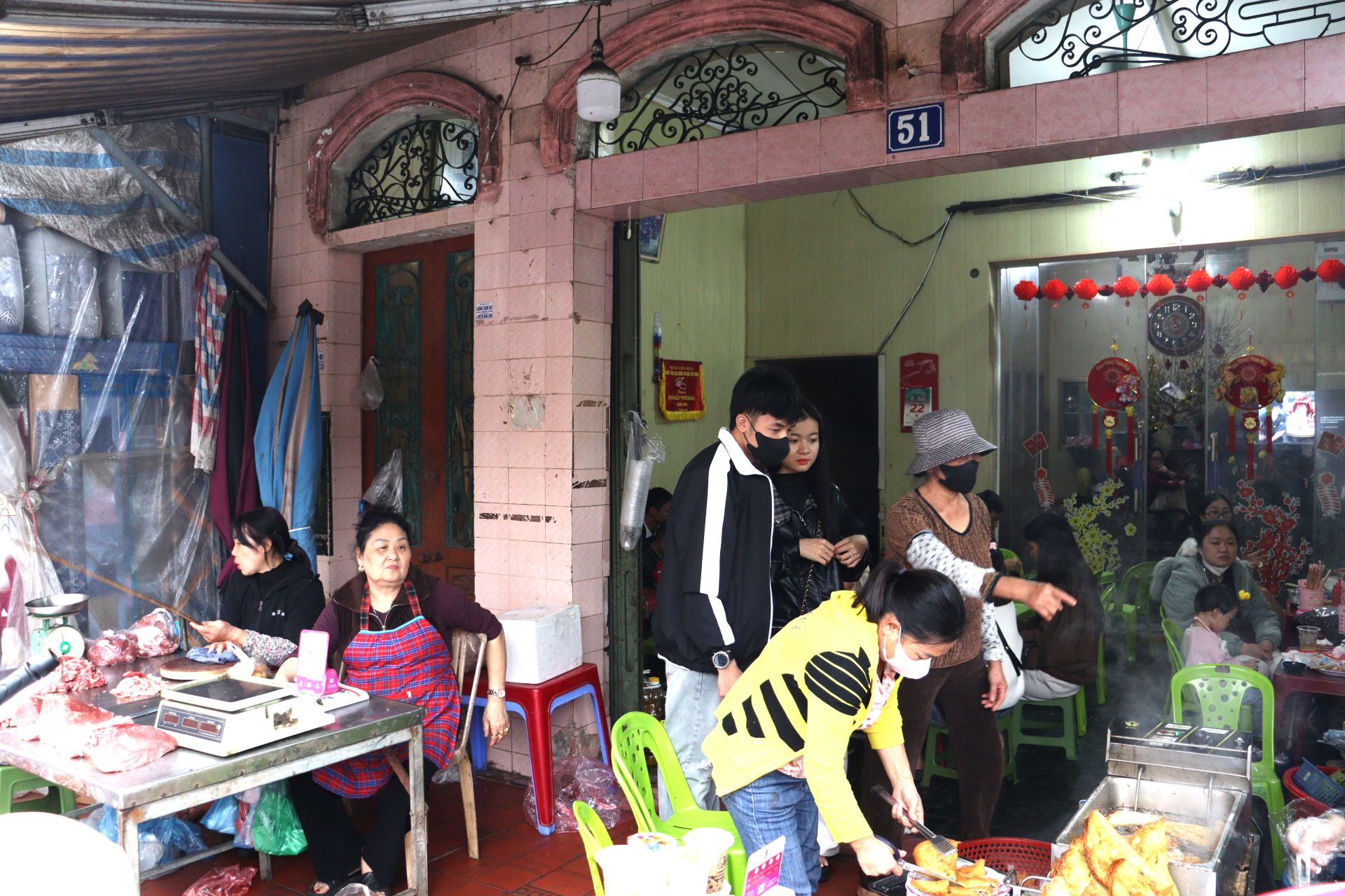 Với lượng kh&aacute;ch về rất đ&ocirc;ng, h&agrave;ng thịt b&ecirc; thui của B&agrave; Nhung - một tiểu thương nổi tiếng tại cổng chợ Liễu Đề đ&atilde; hết h&agrave;ng từ sớm.