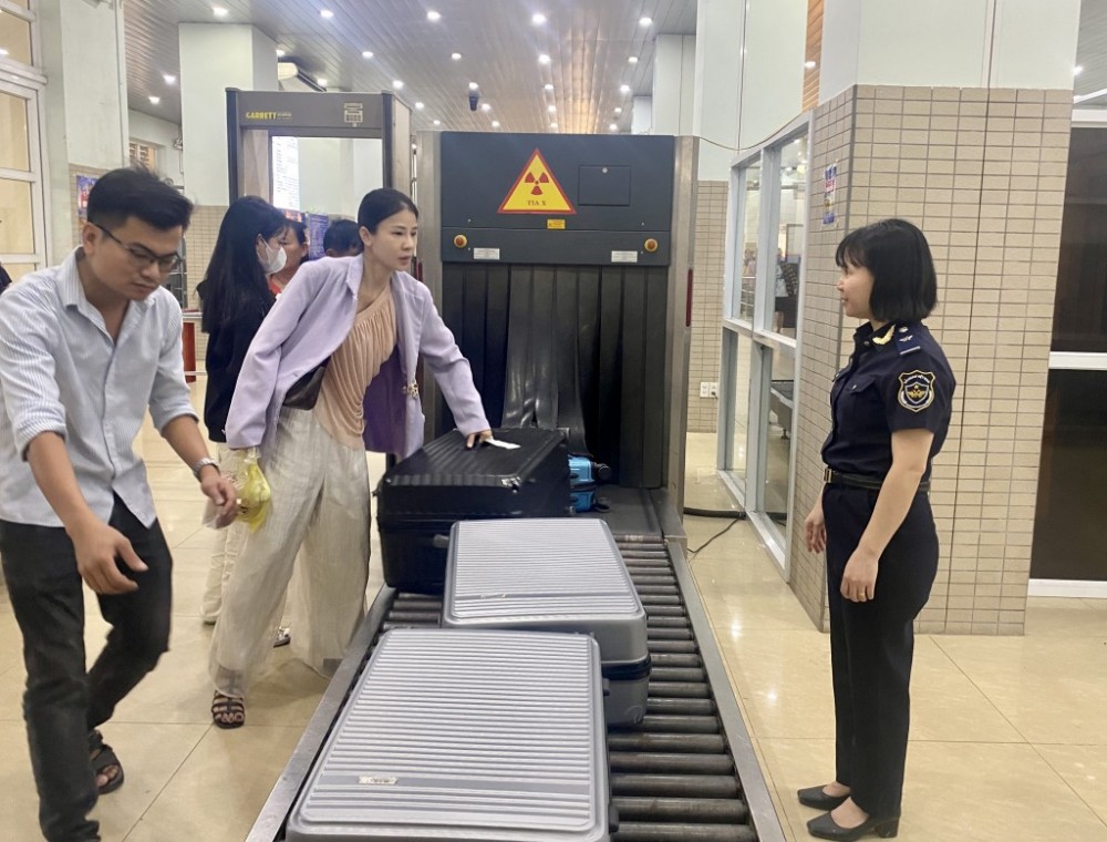 Hải quan khu vực XVII đ&atilde; triển khai đồng bộ, linh hoạt c&aacute;c biện ph&aacute;p nghiệp vụ kiểm so&aacute;t hải quan, kh&ocirc;ng để ph&aacute;t sinh c&aacute;c vụ việc về bu&ocirc;n lậu, gian lận thương mại trong dịp Tết. Ảnh: T.D