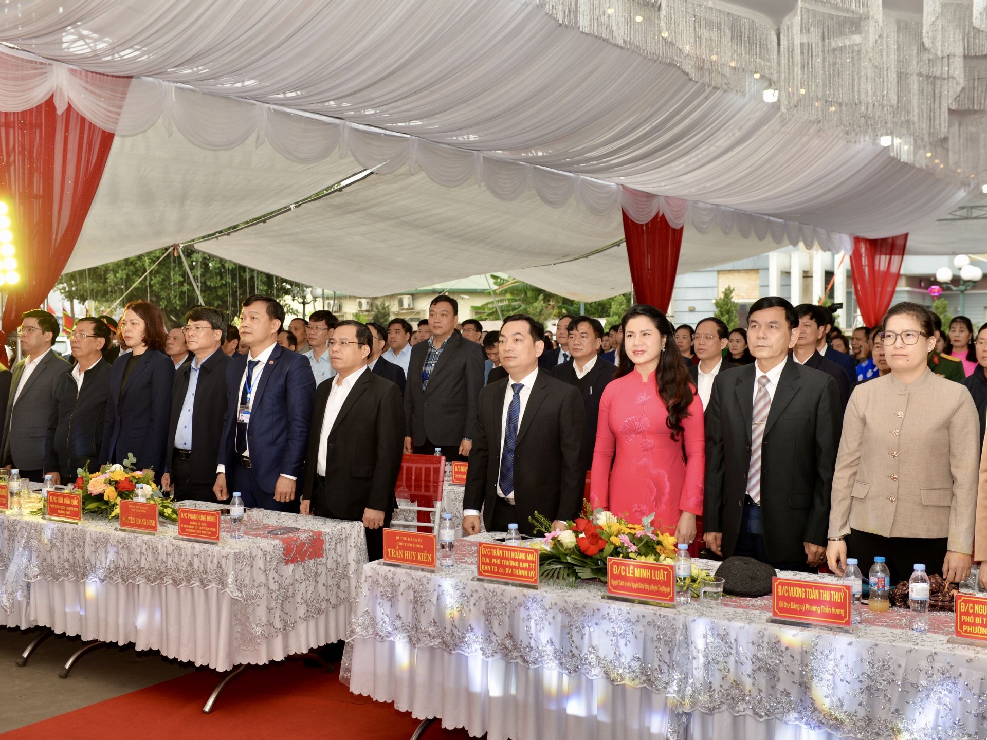 Đại biểu dự Lễ khai mạc thực hiện nghi thức chào cờ. Đại biểu dự Lễ khai mạc thực hiện nghi thức chào cờ.