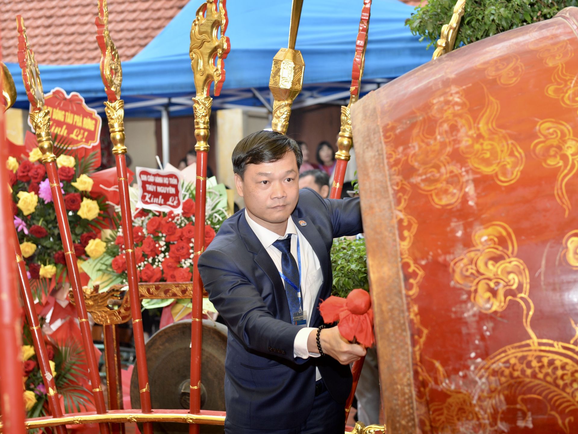 Chủ tịch UBND phường Bạch Đằng Nguyễn Hoàng Minh thực hiện nghi thức đánh trống khai hội. Chủ tịch UBND phường Bạch Đằng Nguyễn Hoàng Minh thực hiện nghi thức đánh trống khai hội.