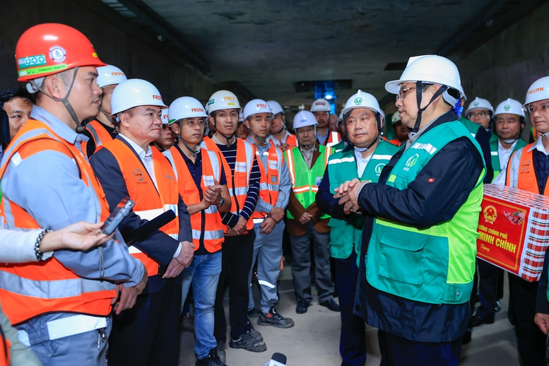 Tại c&aacute;c ga ngầm S9 &ndash; Kim M&atilde;, S11 &ndash; Văn Miếu v&agrave; ga S12 &ndash; Trần Hưng Đạo, Thủ tướng Ch&iacute;nh phủ đ&atilde; trực tiếp kiểm tra t&igrave;nh h&igrave;nh triển khai thi c&ocirc;ng, nghe b&aacute;o c&aacute;o về tiến độ, c&aacute;c hạng mục đang thực hiện v&agrave; kế hoạch triển khai trong thời gian tới - Ảnh: VGP/Nhật Bắc