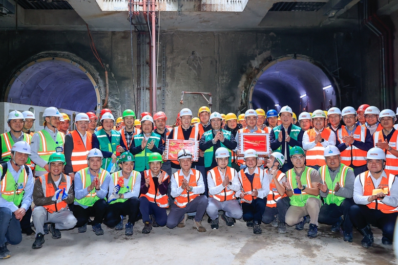 Thủ tướng ch&uacute;c Tết v&agrave; tặng qu&agrave; động vi&ecirc;n đội ngũ c&aacute;n bộ, kỹ sư, chuy&ecirc;n gia v&agrave; c&ocirc;ng nh&acirc;n đang l&agrave;m việc xuy&ecirc;n Tết tr&ecirc;n c&ocirc;ng trường - Ảnh: VGP/Nhật Bắc