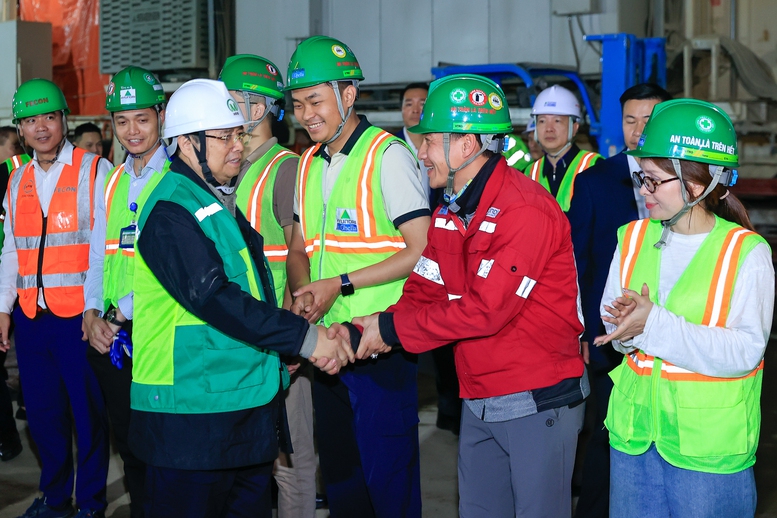 Thủ tướng thăm, kiểm tra v&agrave; động vi&ecirc;n c&ocirc;ng nh&acirc;n, kỹ sư thi c&ocirc;ng tại hầm ga S11 Văn Miếu - Ảnh: VGP/Nhật Bắc