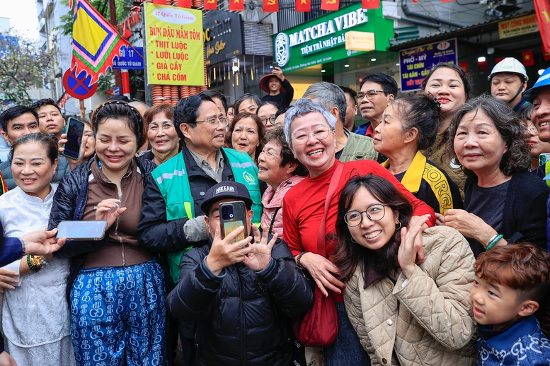 Thủ tướng với b&agrave; con nh&acirc;n d&acirc;n tại khu vực ga S11 Văn Miếu - Ảnh: VGP/Nhật Bắc