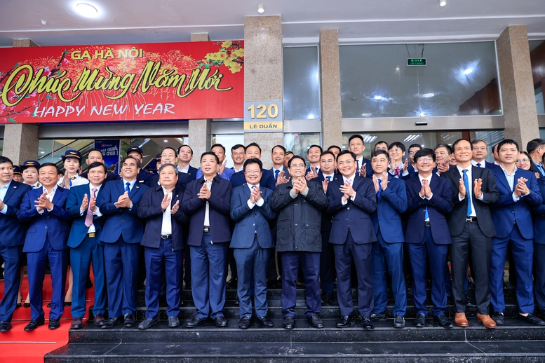 Thủ tướng kiểm tra c&ocirc;ng t&aacute;c phục vụ vận tải Tết tại ga H&agrave; Nội - Ảnh: VGP/Nhật Bắc