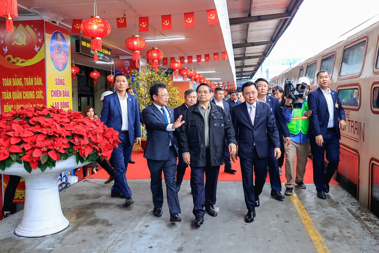 Thủ tướng kiểm tra c&ocirc;ng t&aacute;c phục vụ vận tải Tết tại ga H&agrave; Nội - Ảnh: VGP/Nhật Bắc