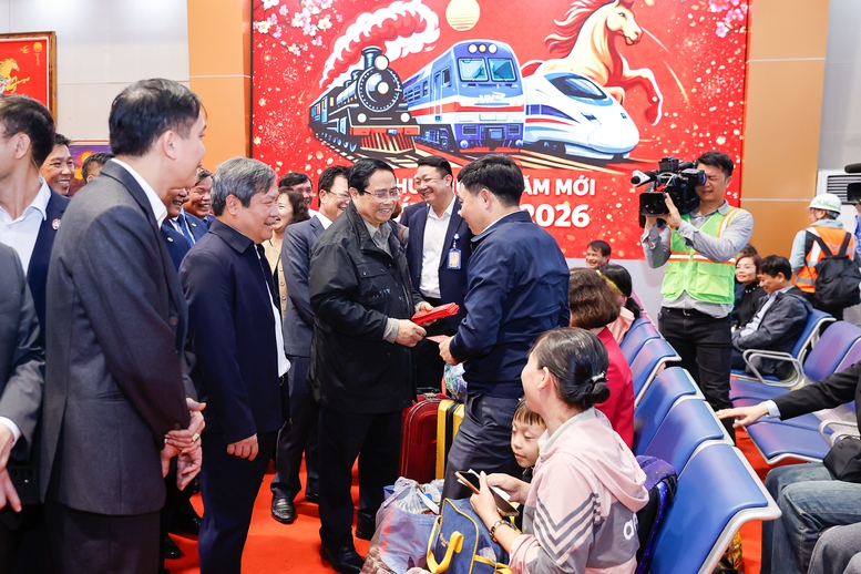 Thủ tướng mừng tuổi cho b&agrave; con, h&agrave;nh kh&aacute;ch tại ga H&agrave; Nội - Ảnh: VGP/Nhật Bắc