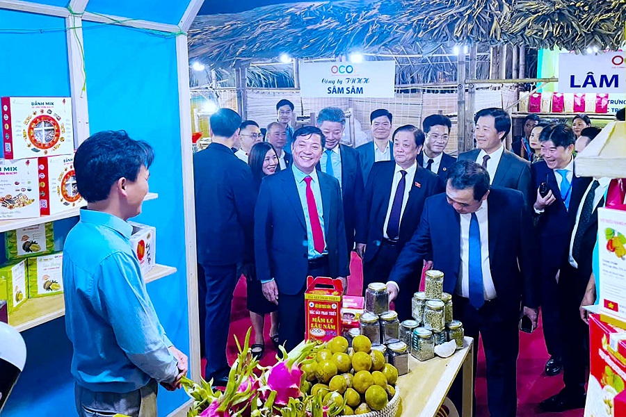 Lãnh đạo Trung ương, địa phương tham quan gian hàng trưng bày sản phẩm OCOP tỉnh Lâm Đồng tại Festival OCOP Việt Nam năm 2025 tổ chức cuối tháng 12/2025 tại Hà Nội Lãnh đạo Trung ương, địa phương tham quan gian hàng trưng bày sản phẩm OCOP tỉnh Lâm Đồng tại Festival OCOP Việt Nam năm 2025 tổ chức cuối tháng 12/2025 tại Hà Nội