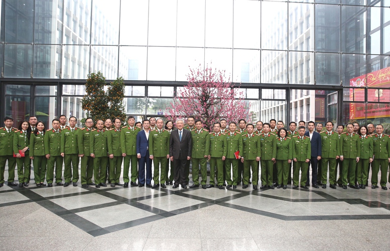 Ph&oacute; Thủ tướng Thường trực Ch&iacute;nh phủ Nguyễn H&ograve;a B&igrave;nh v&agrave; c&aacute;c c&aacute;n bộ, chiến sĩ Cục C03 - Ảnh: VGP/Nguyễn Ho&agrave;ng