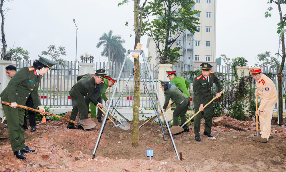 Đại t&aacute; B&ugrave;i Chiến Thắng, Ph&oacute; Gi&aacute;m đốc C&ocirc;ng an tỉnh v&agrave; l&atilde;nh đạo c&aacute;c ph&ograve;ng nghiệp vụ tham gia trồng c&acirc;y.