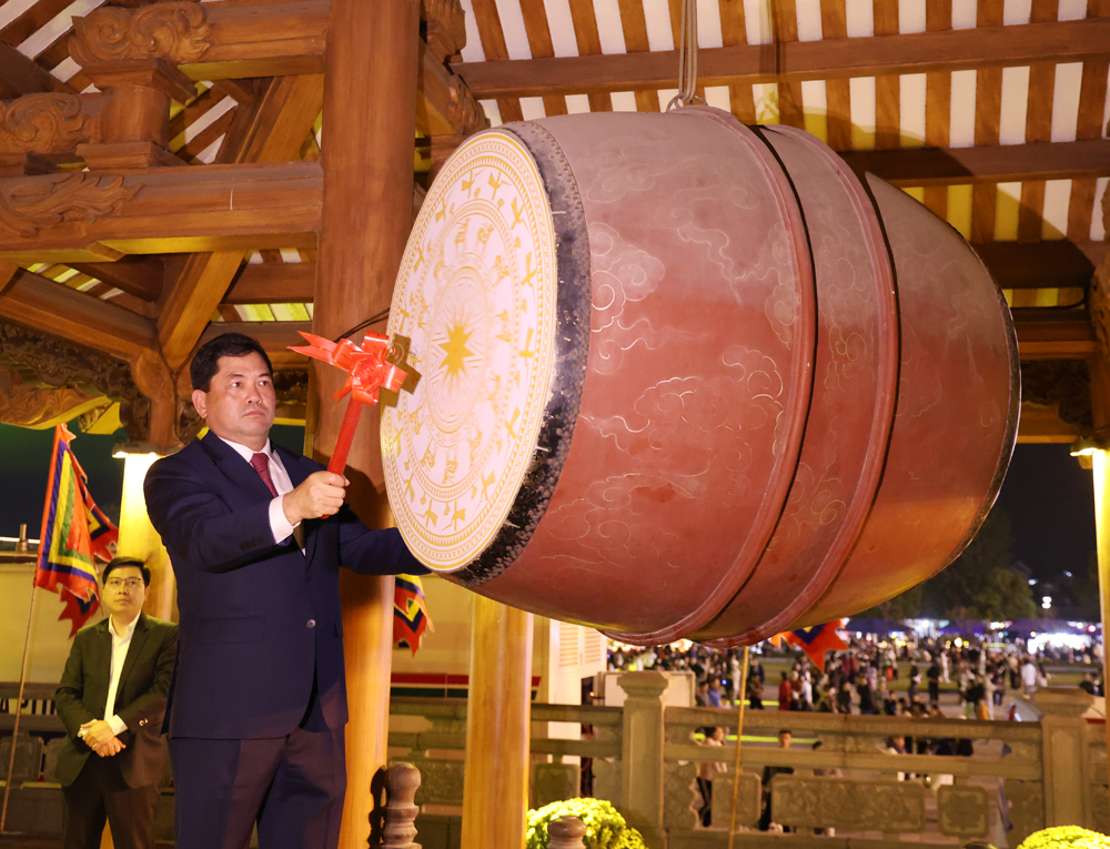 B&iacute; thư Tỉnh ủy Nguyễn Hồng Th&aacute;i đ&aacute;nh trống khai hội.