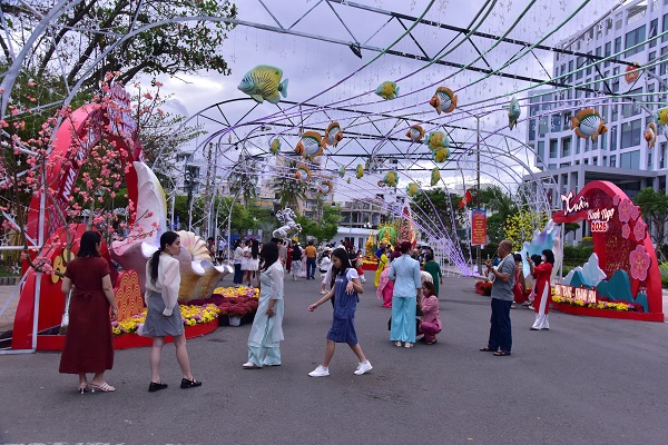 Khu c&ocirc;ng vi&ecirc;n Yến Phi Nha Trang, một trong những điểm tahm quan thu h&uacute;t kh&aacute;ch trong dịp Tết B&iacute;nh Ngọ