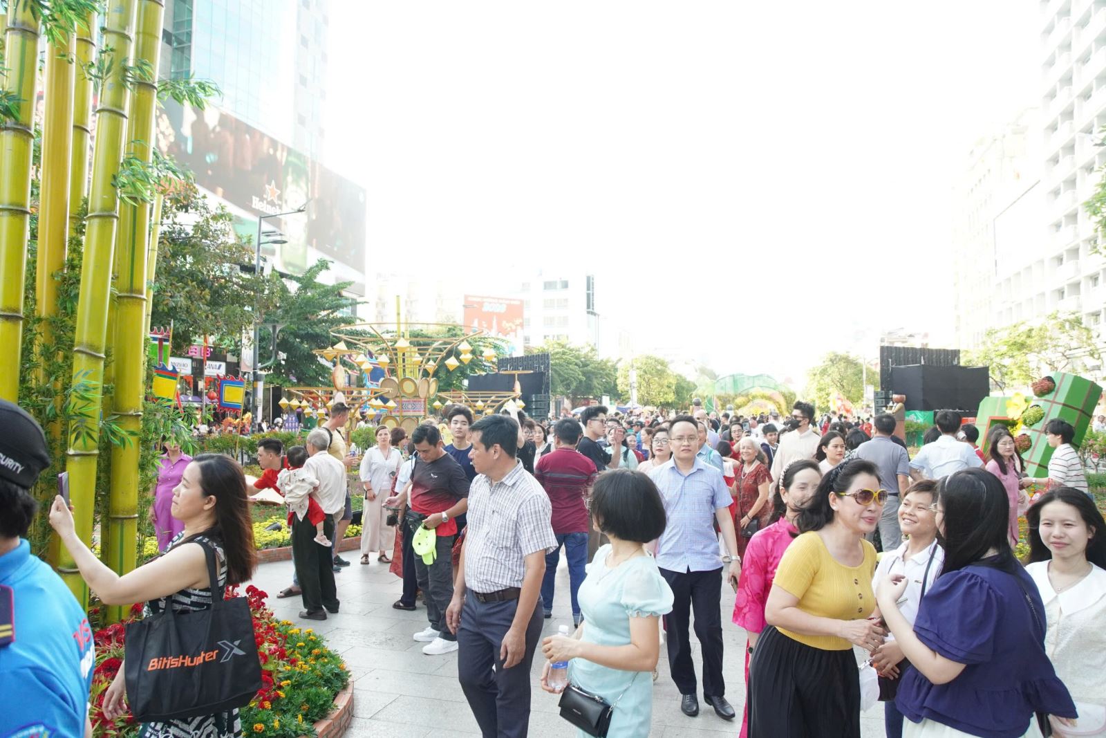 Đường hoa Nguyễn Huệ thu h&uacute;t nhiều du kh&aacute;ch đến vui chơi dịp Tết.