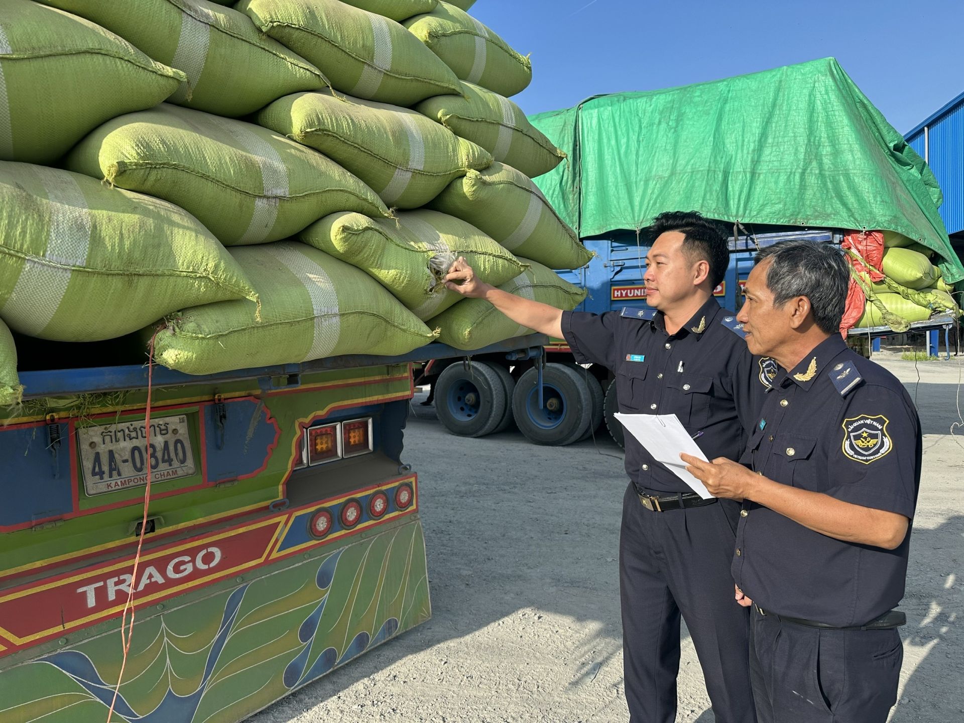 Hải quan khu vực XX: Làm thủ tục thông quan cho 432 tờ khai trong dịp Tết