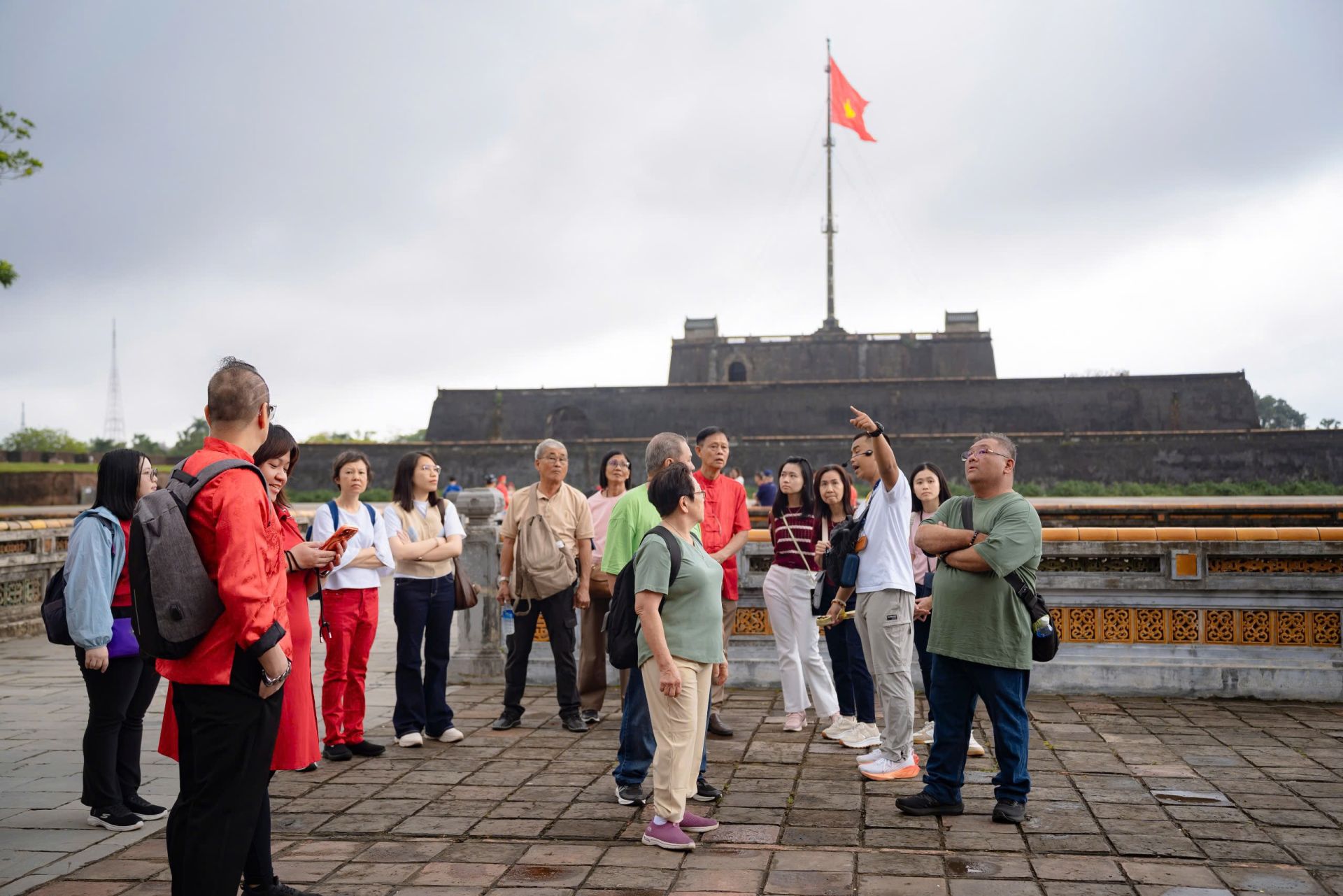 Kh&aacute;ch du lịch quốc tế tr&ecirc;n Kỳ Đ&agrave;i Huế ng&agrave;y tết nguy&ecirc;n đ&aacute;n