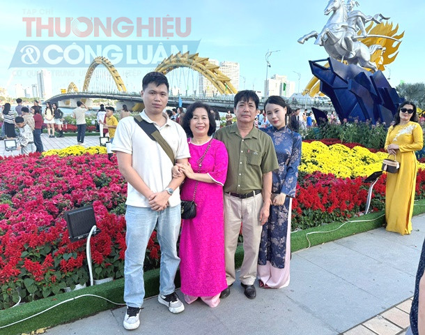 Gia đ&igrave;nh &ocirc;ng H&agrave; Văn Hồi v&agrave; b&agrave; Nguyễn Thị Li&ecirc;n đến từ tỉnh Ph&uacute; Thọ (H&ograve;a B&igrave;nh cũ).