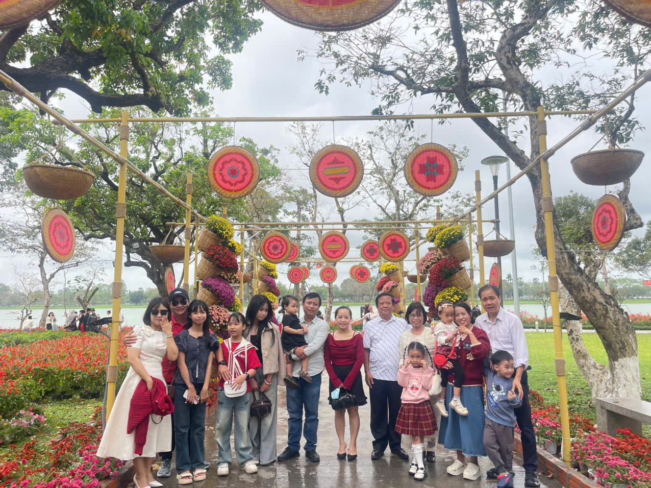 B&ecirc;n bờ s&ocirc;ng Hương Huế