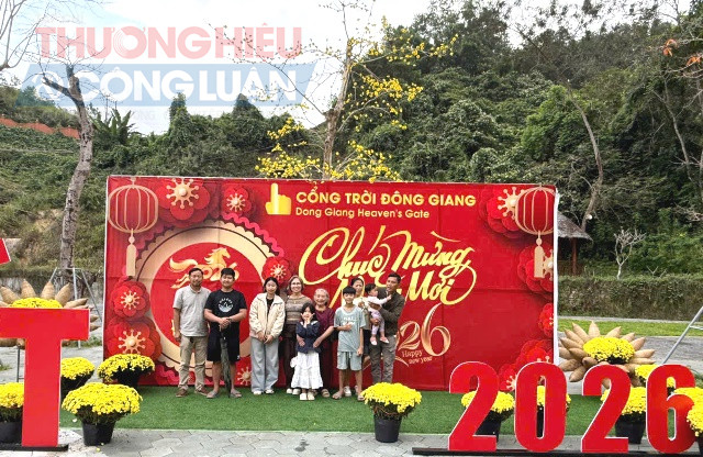 Gia đ&igrave;nh anh Th&aacute;i Do&atilde;n M&atilde;o v&agrave; chị Hồ Thị Nguyệt tại Cổng Trời Đ&ocirc;ng Giang.